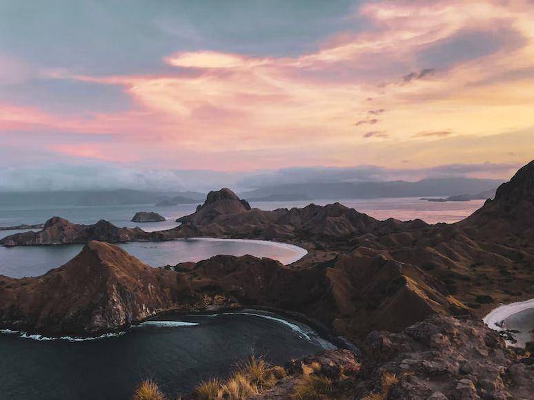 Pulau Padar (unsplash.com/william kusno)