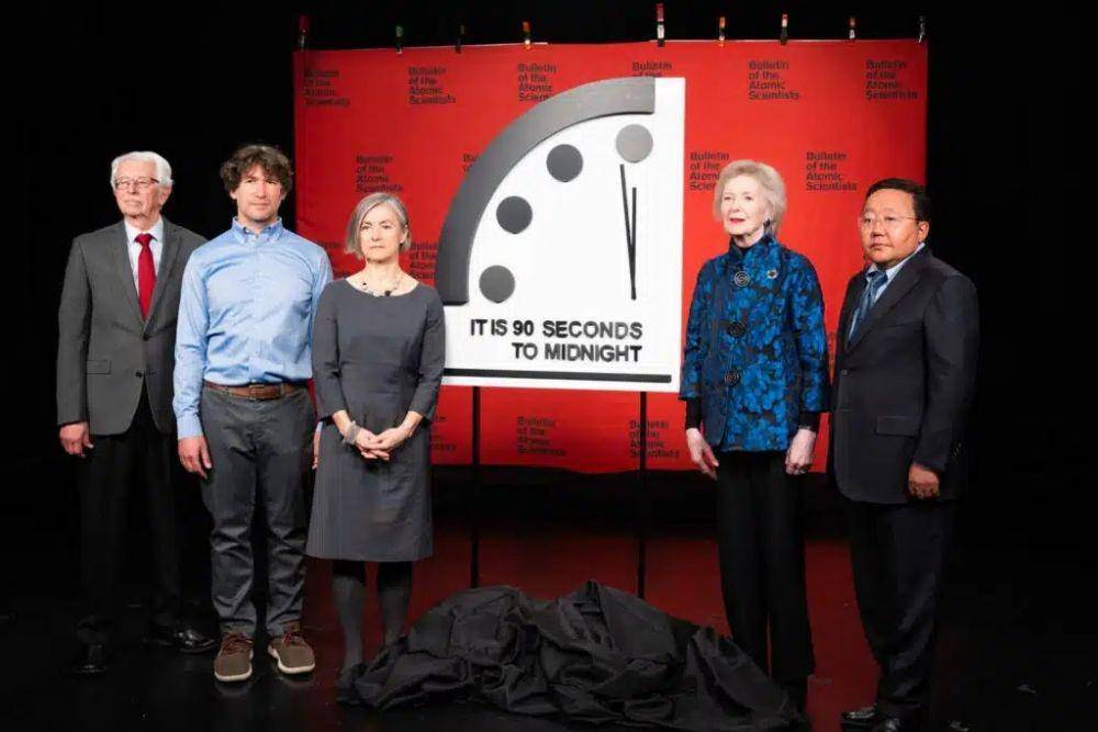 Jam Kiamat atau Doomsday Clock menunjukkan 90 detik menuju kiamat. (thebulletin.org)