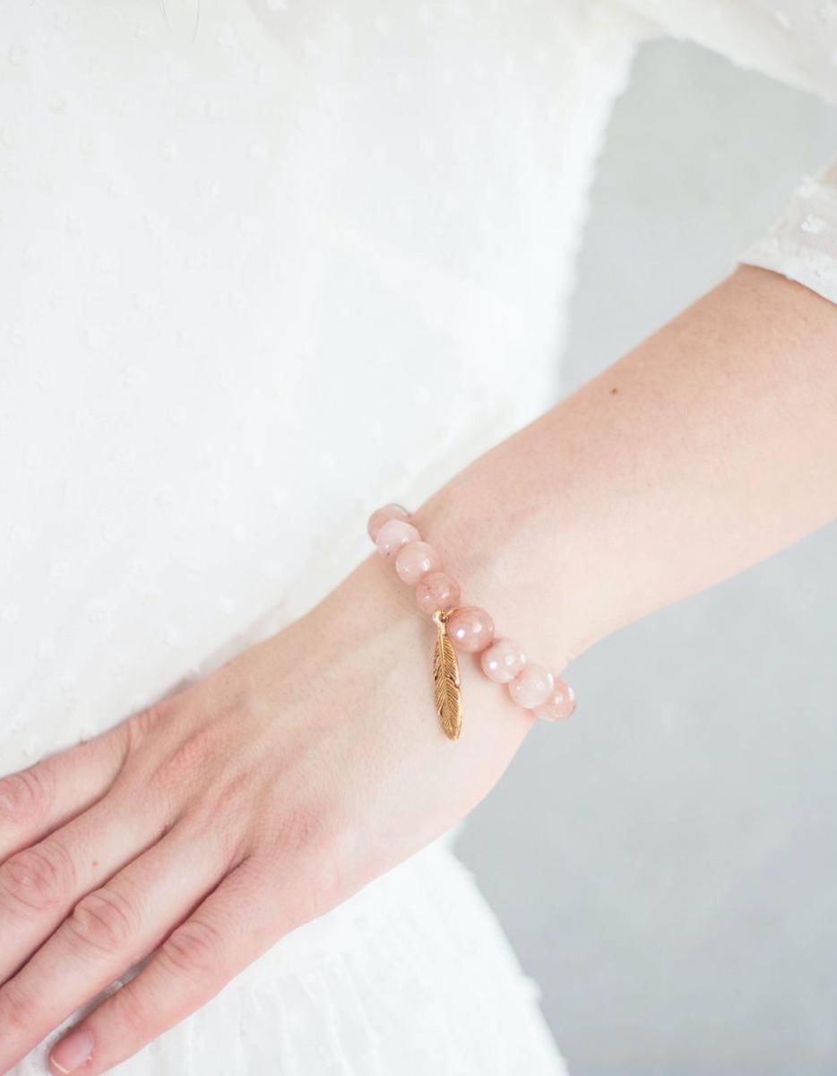 gelang berwarna pink (pexels.com/DominikaRoseclay)