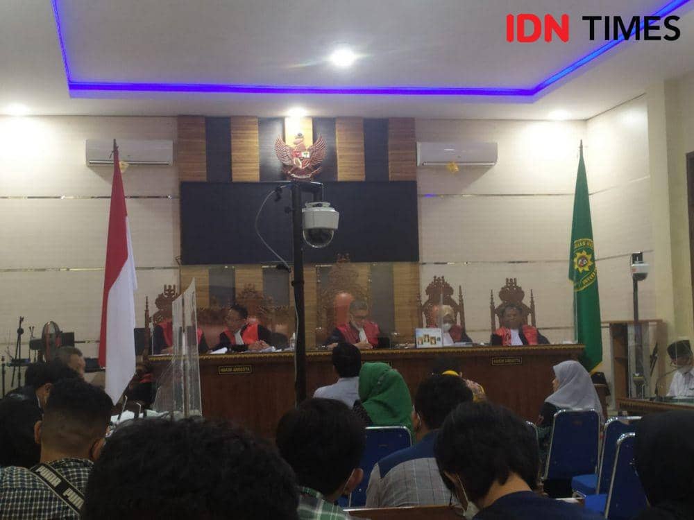 Majelis hakim memimpin pemeriksaan saksi perkara suap PMB Unila di PN Tipikor Tanjungkarang, Selasa (24/1/2023). (IDN Times/Tama Yudha Wiguna).