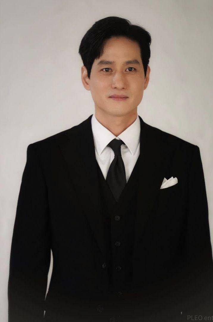 Park Hae Joon (instagram.com/pleoent)