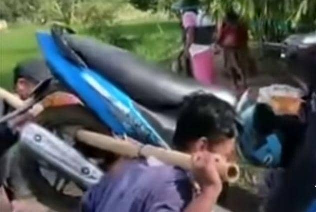 Video tangkapan layar warga menggotong motor menyebrangi sungai. Instagram @bojonegoroku_