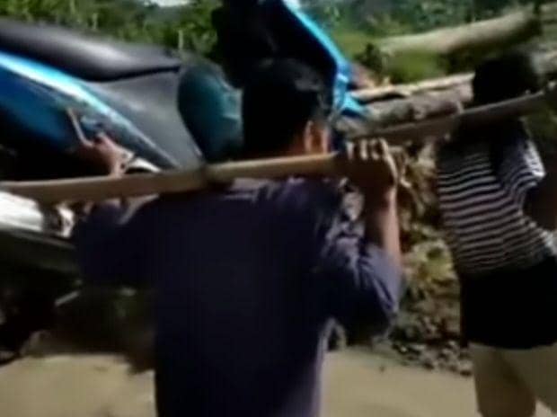 Video tangkapan layar warga menggotong motor menyebrangi sungai. Instagram @bojonegoroku_