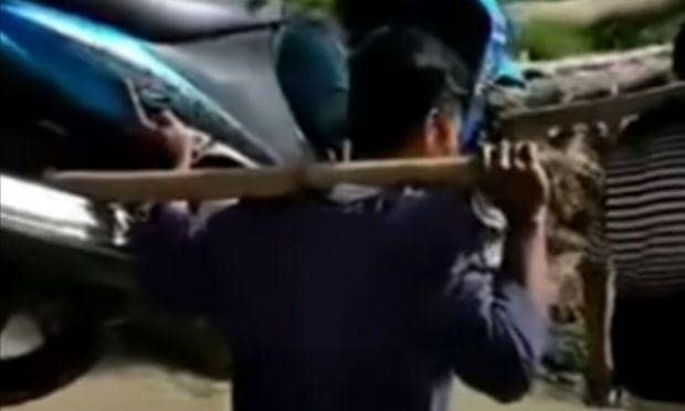 Video tangkapan layar warga menggotong motor menyebrangi sungai. Instagram @bojonegoroku_