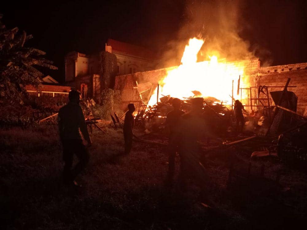 Gudang Kayu di Labuhan Lombok Hangus Terbakar Akibat Pembakaran Sampah