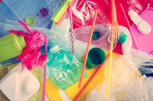 beragam macam sampah plastik (unsplash.com/narvikk)