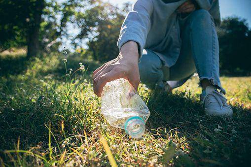 seseorang sedang mengambil botol plastik (unsplash.com/shih-wei)