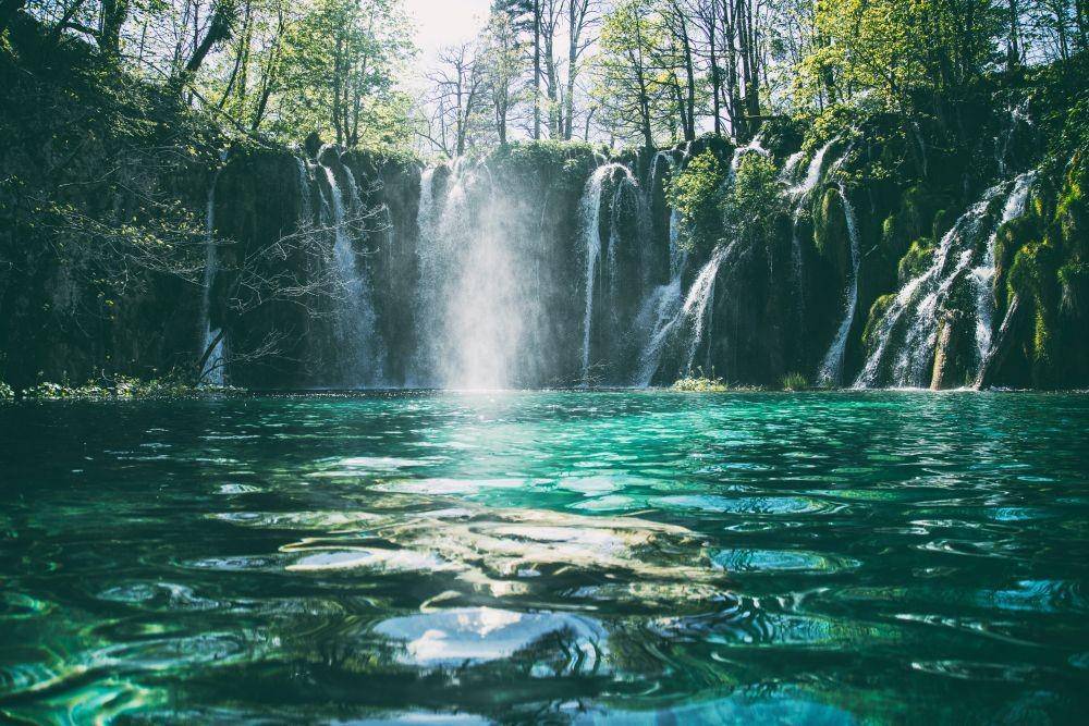 Ilustrasi air terjun (unsplash.com/@r3dmax)