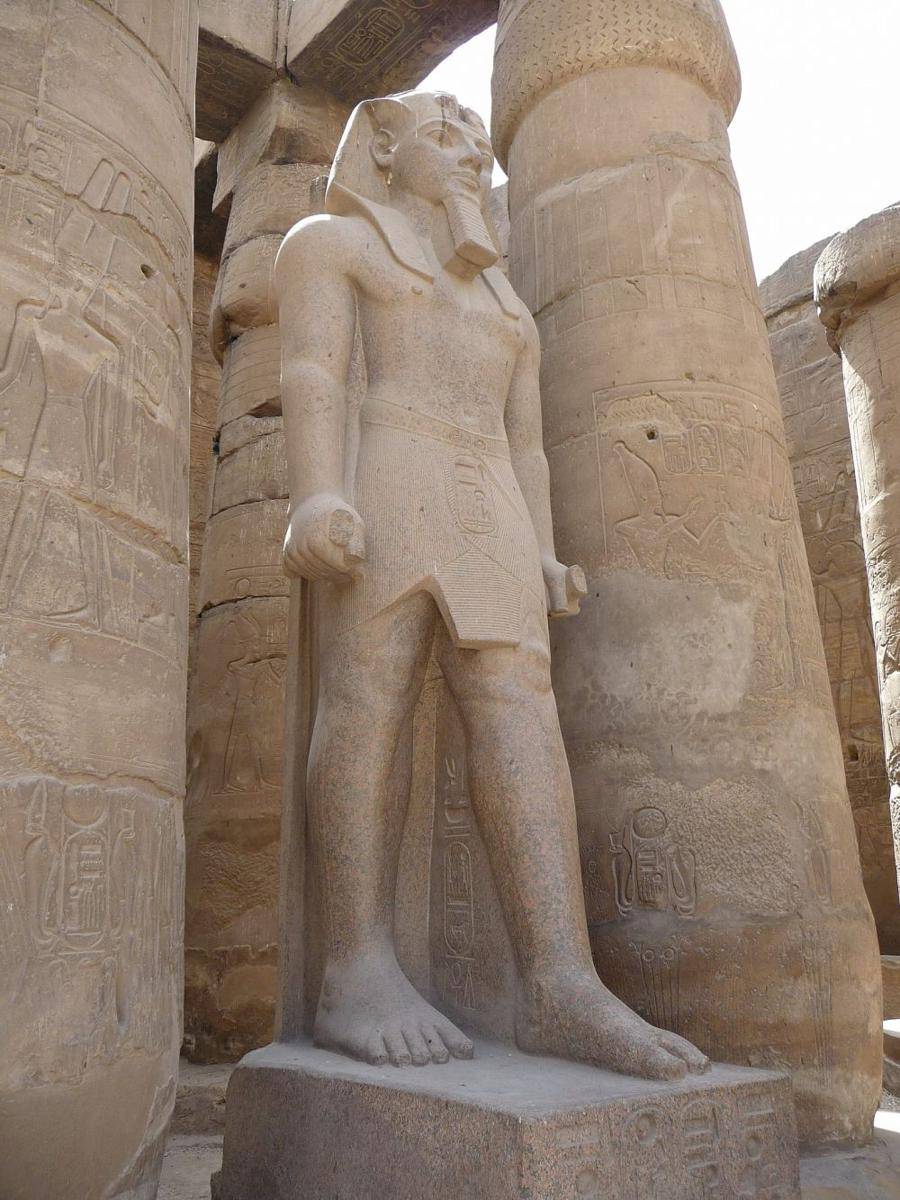 potret patung kolosal Ramses II di pelataran Kuil Luxor (commons.wikimedia.org/Merlin UK)