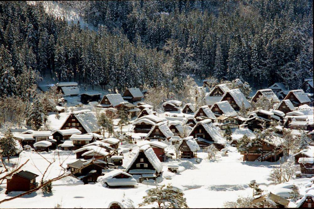 Ilustrasi suasana musim dingin di Shirakawa-go di Prefektur Gifu, Jepang. (pexels.com/Alan Wang)