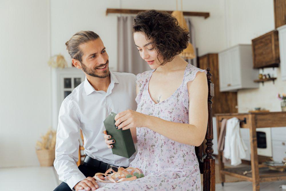 5 Tanda Love Bombing yang Perlu Kamu Waspadai saat PDKT, Hati-Hati!