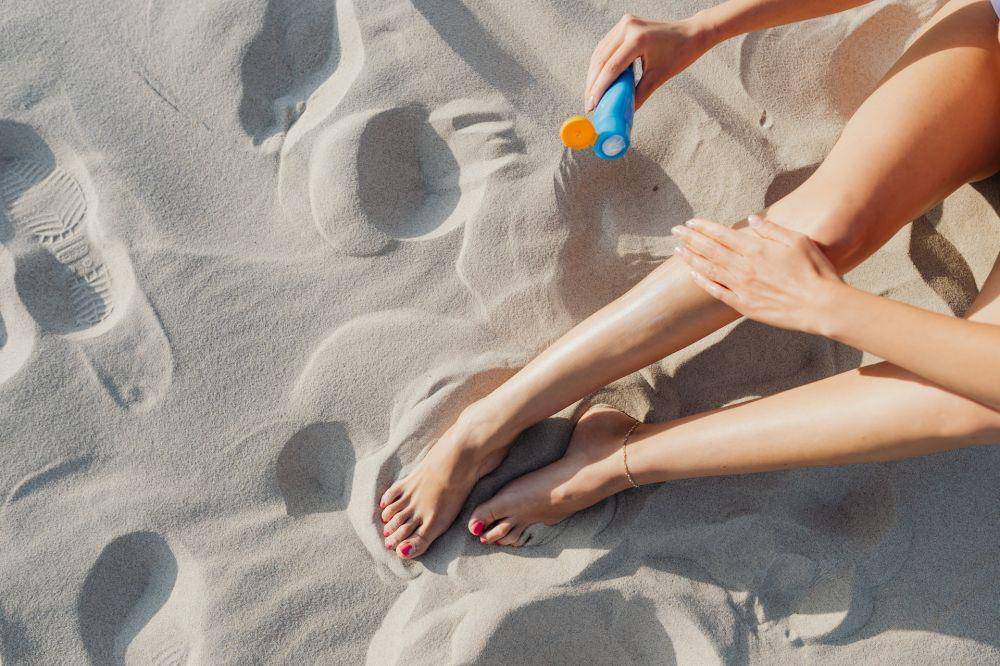 ilustrasi menggunakan sunscreen (pexels.com/Karolina Grabowska)