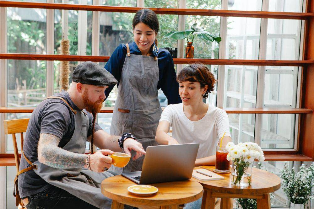 Ilustrasi menyusun konten untuk bisnis coffee shop (pexels.com/Tim Douglas)