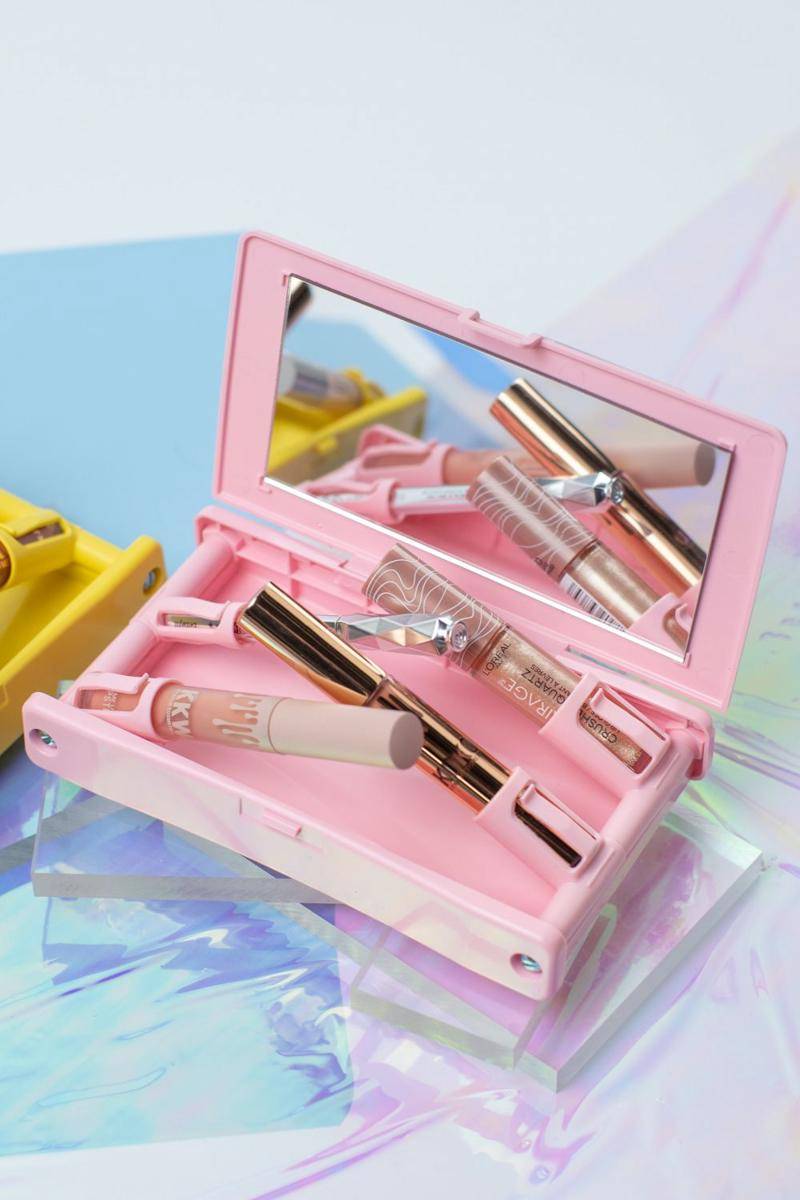 make up berwarna pink (unplash.com/AshleyPiszek)