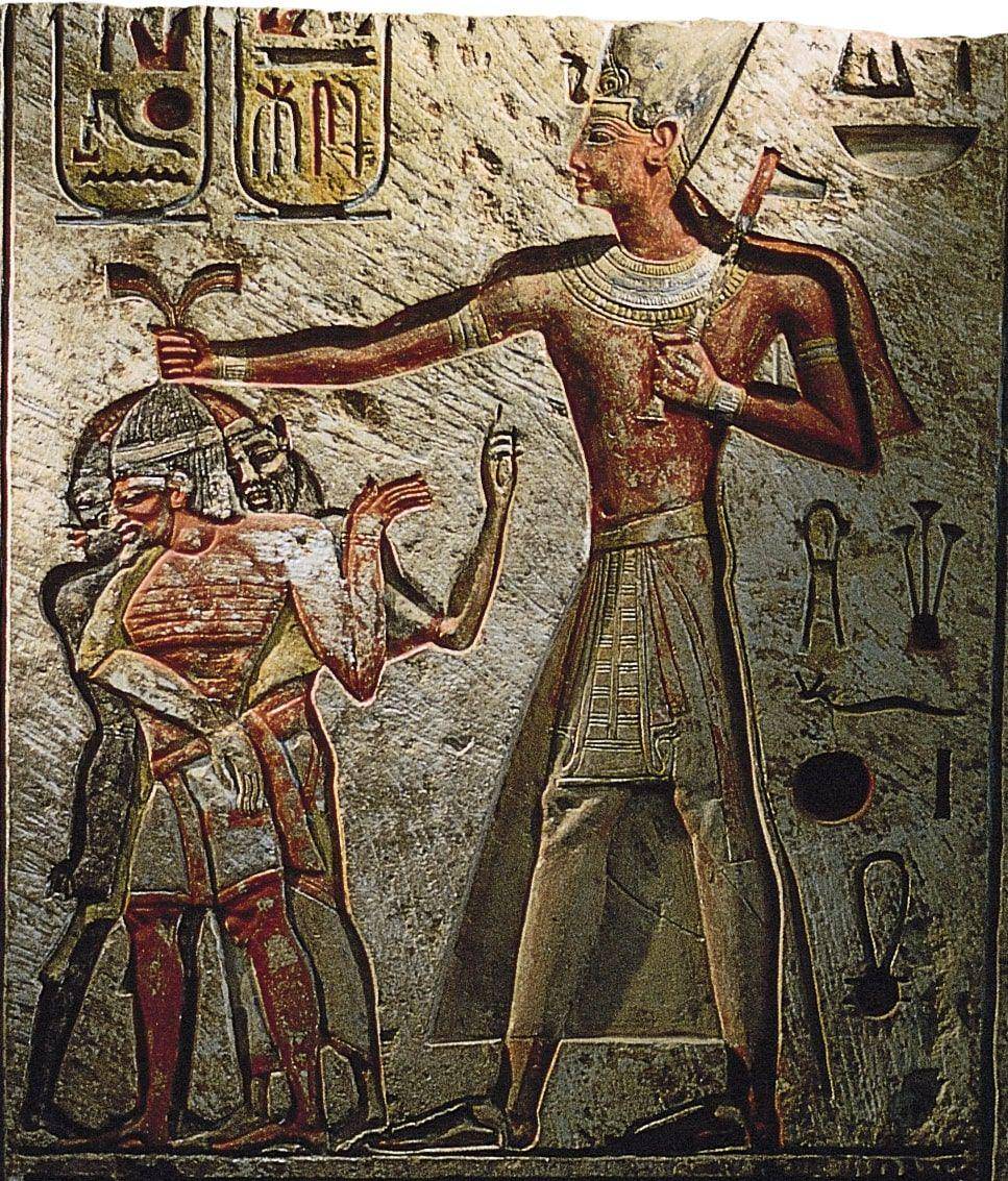 relief dari Memphis (sekitar 1250 SM) yang menggambarkan Ramses II menangkap musuh-musuhnya (commons.wikimedia.org/Speedster)