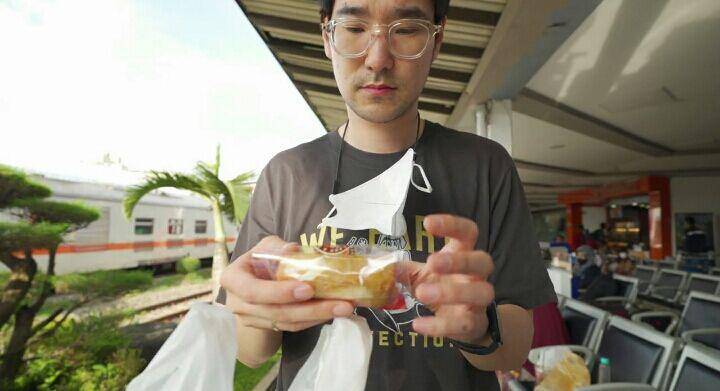 Kimbab Family naik kereta ke Jogja. (youtube.com/Kimbab Family)