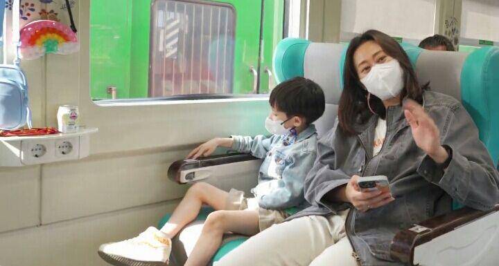 Kimbab Family naik kereta ke Jogja. (youtube.com/Kimbab Family)