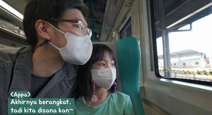 Kimbab Family naik kereta ke Jogja. (youtube.com/Kimbab Family)