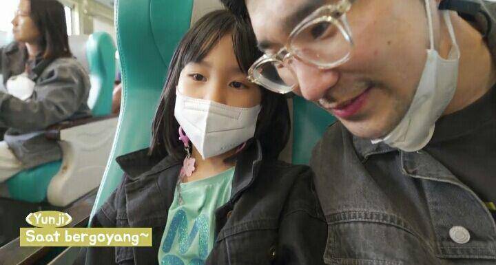 Kimbab Family naik kereta ke Jogja. (youtube.com/Kimbab Family)