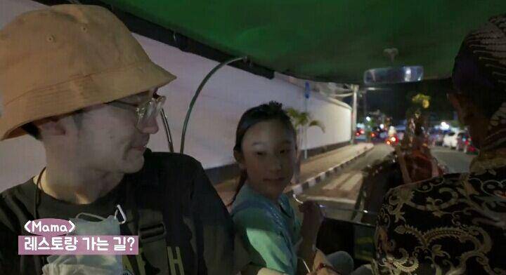 Kimbab Family naik kereta ke Jogja. (youtube.com/Kimbab Family)