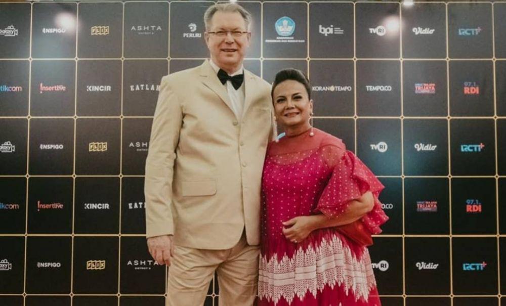 9 Potret Christine Hakim dengan Suami, 23 Tahun Menikah, lho!