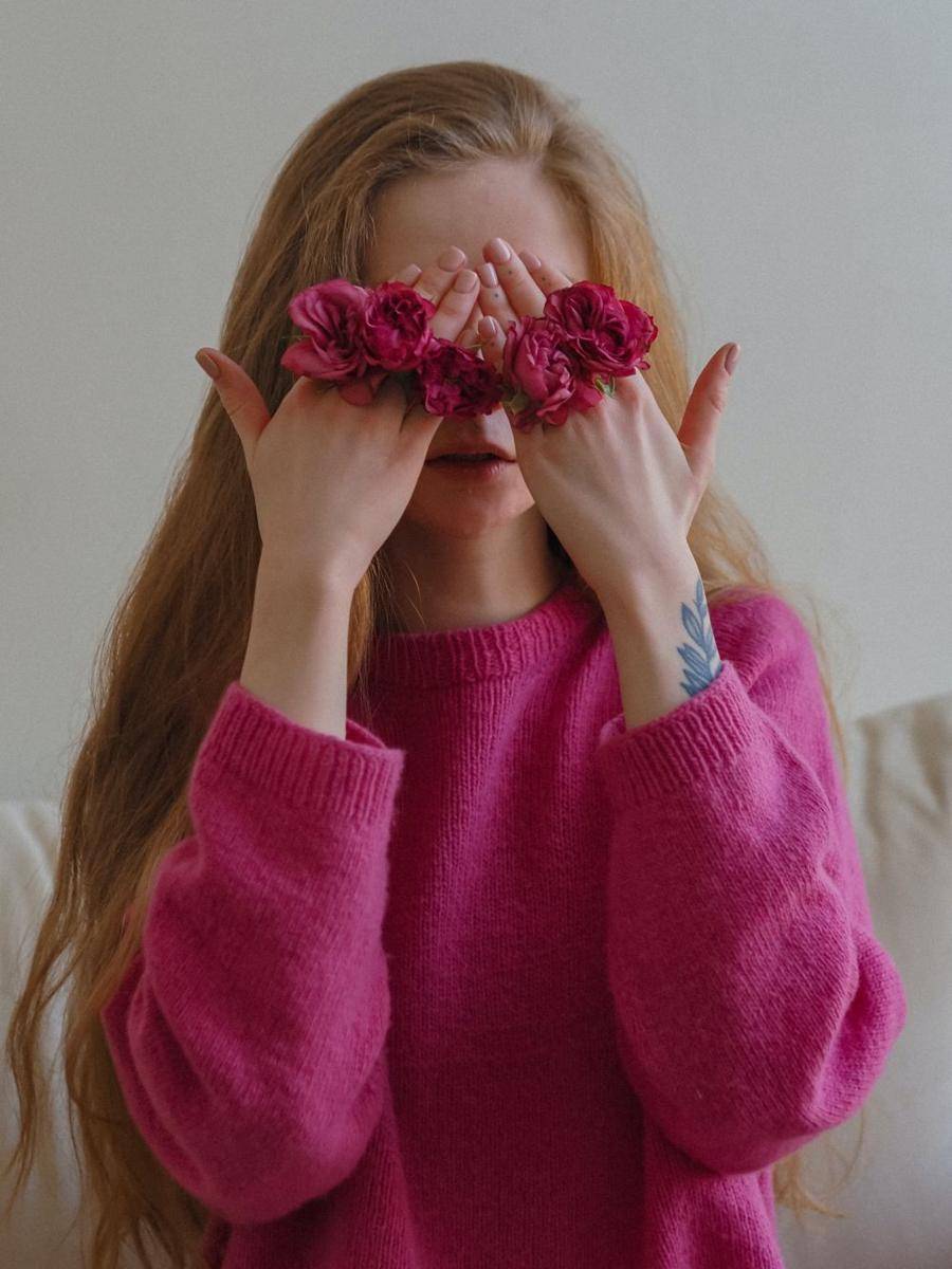 Sweater berwarna pink (pexels.com/NadinSh)