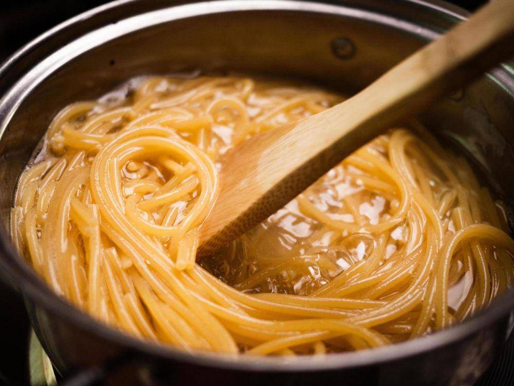 ilustrasi merebus spaghetti (vecteezy.com/sunta_001624940)