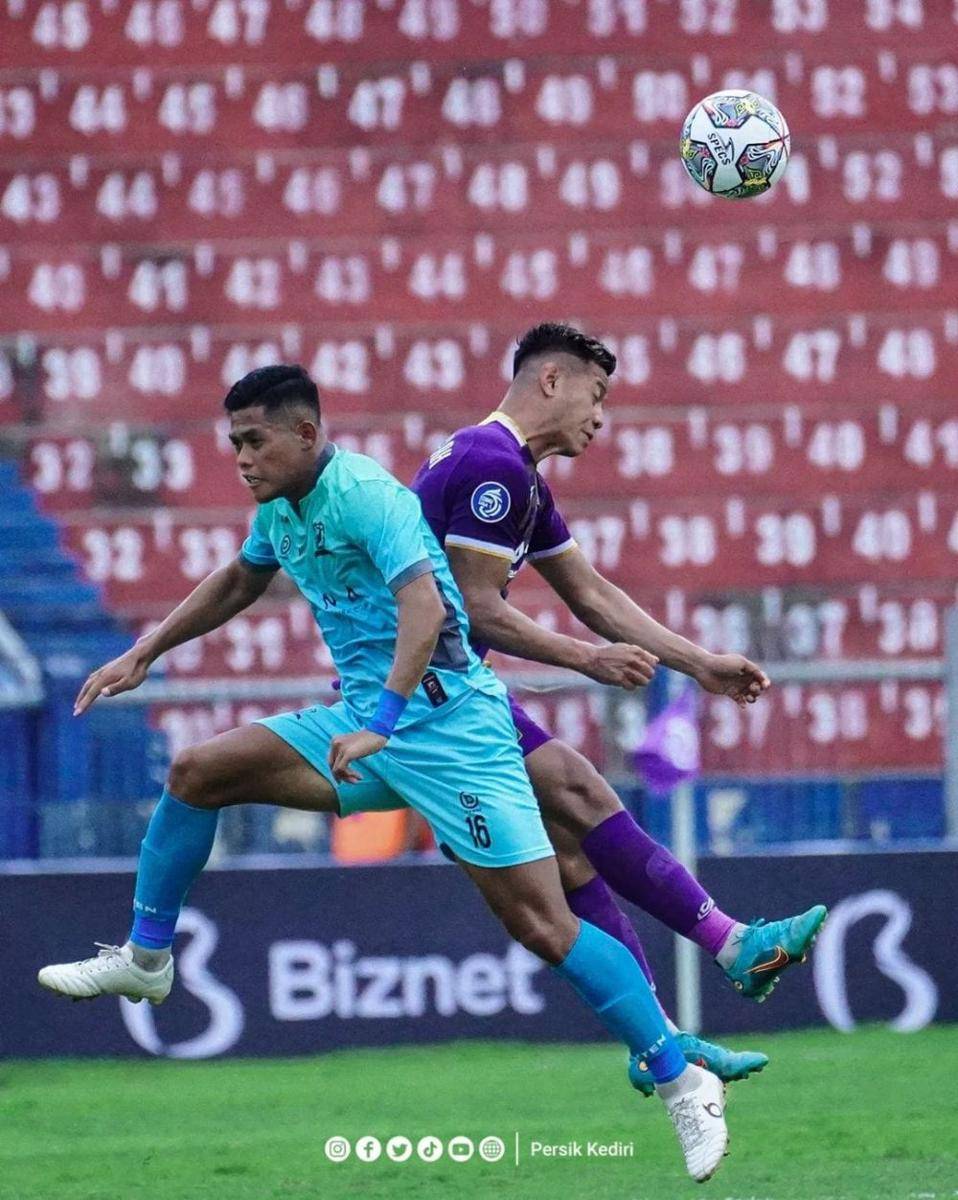 Pemain Persik Kediri saat melawan Madura United. Instagram.com/ persikfcofficial