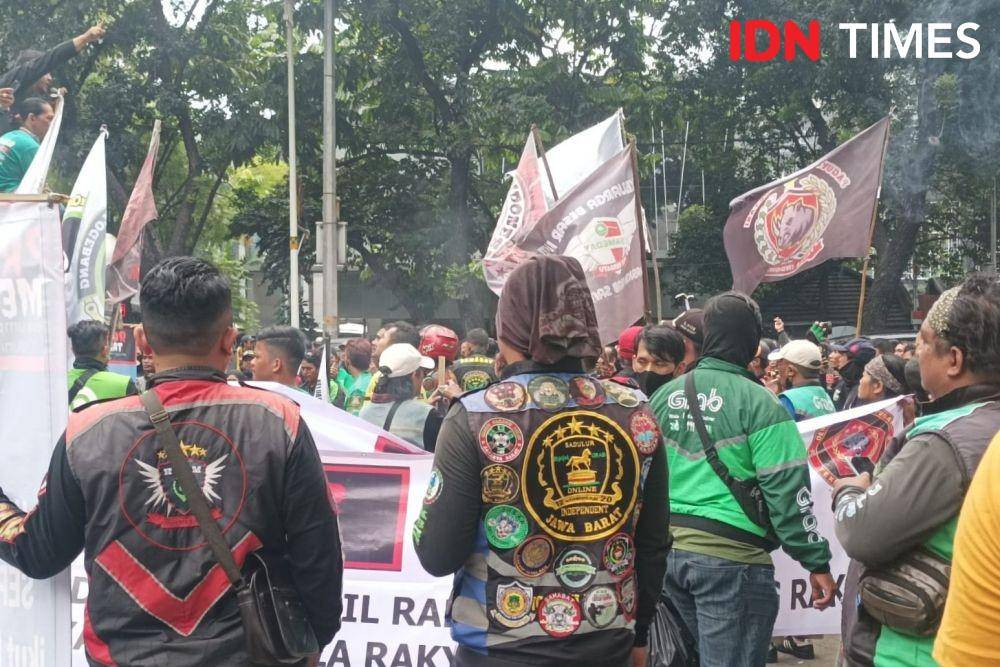 Demo ojol tolak jalan berbayar atau ERP di depan Gedung DPRD DKI JAKARTA, Rabu (25/1/2023). (IDN Times/Dini Suciatiningrum)