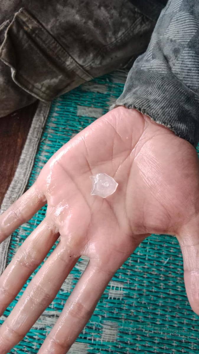 Warga menunjukkan butiran es yang jatuh. IDN Times/ istimewa