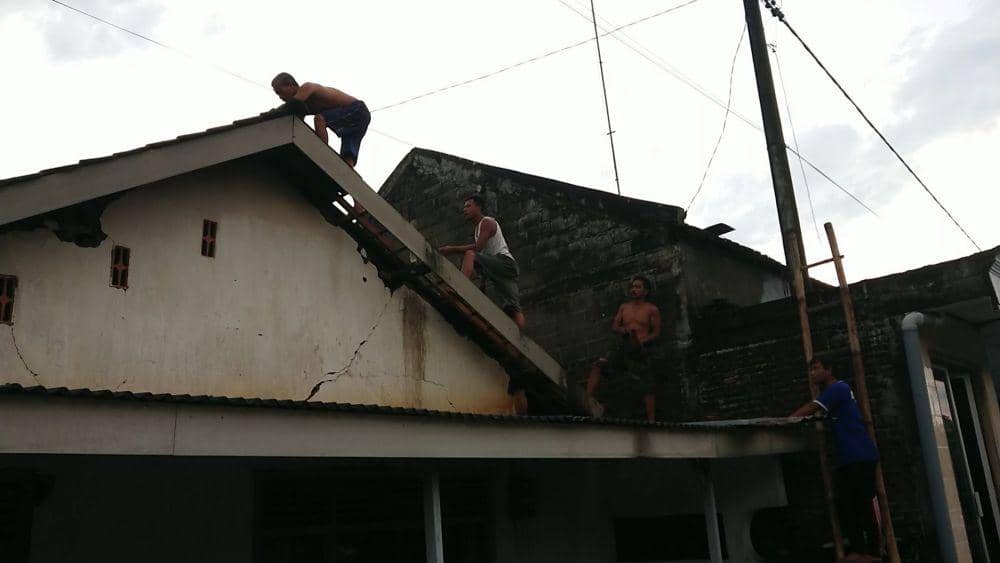 Warga memperbaiki atap rumah yang rusak terkena puting beliung. IDN Times/ istimewa