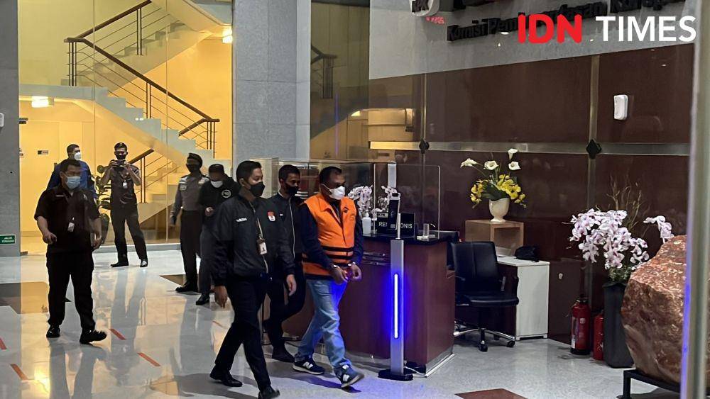 Transaksi Uang Haram untuk Irwandi Yusuf Berlangsung di Depan Masjid