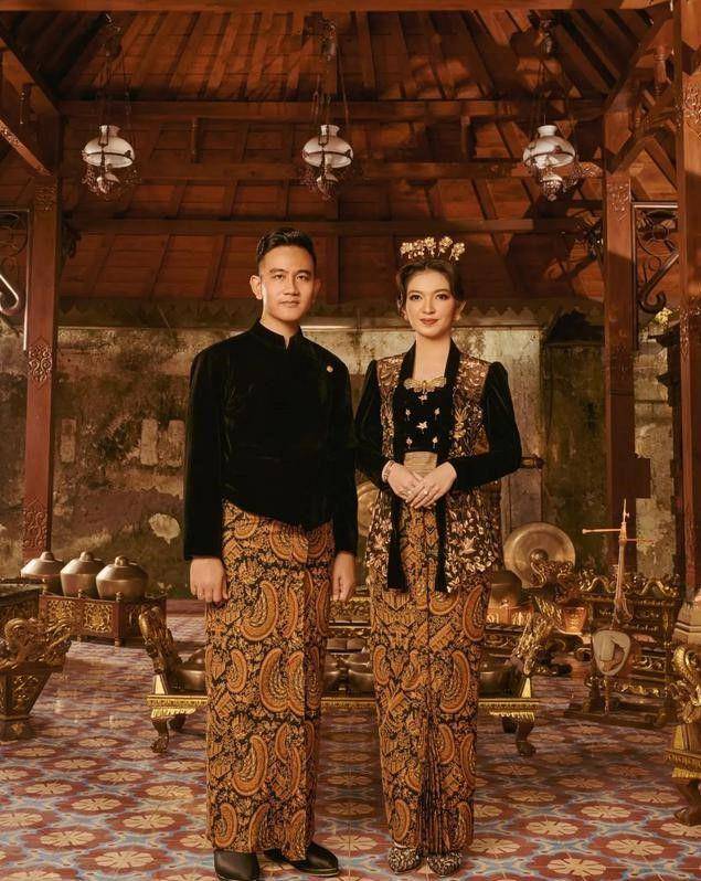 Potret Walikota Solo Gibran dan Istri memakai kain Sidomukti Garuda (instagram.com/riomotret)