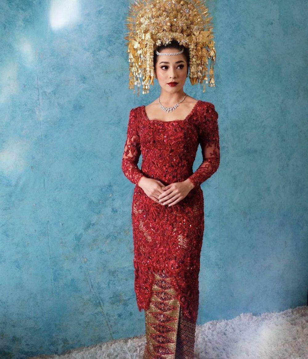 Kebaya merah. (instagram.com/myrnamyura)
