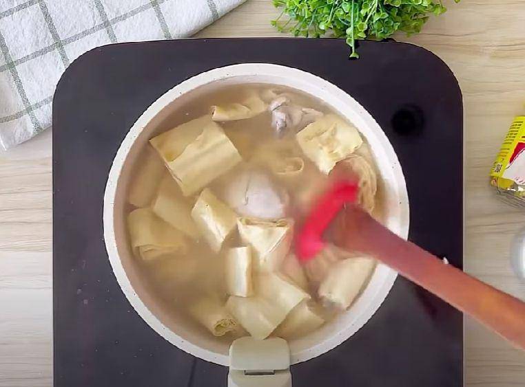 ilustrasi mengaduk sup ayam kembang tahu (youtube.com/Fun Cooking with Yackikuka)