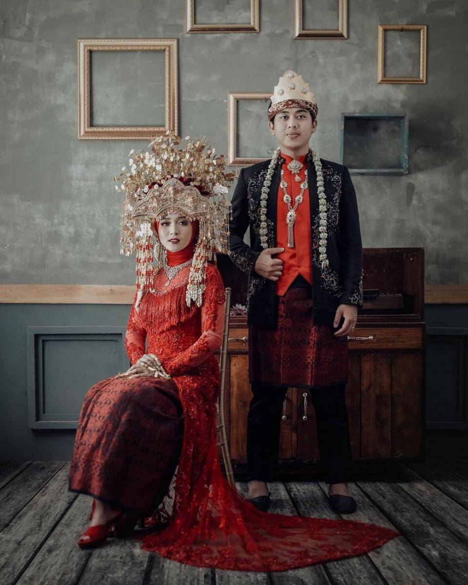 Kebaya merah. (instagram.com/carlaiskandar)