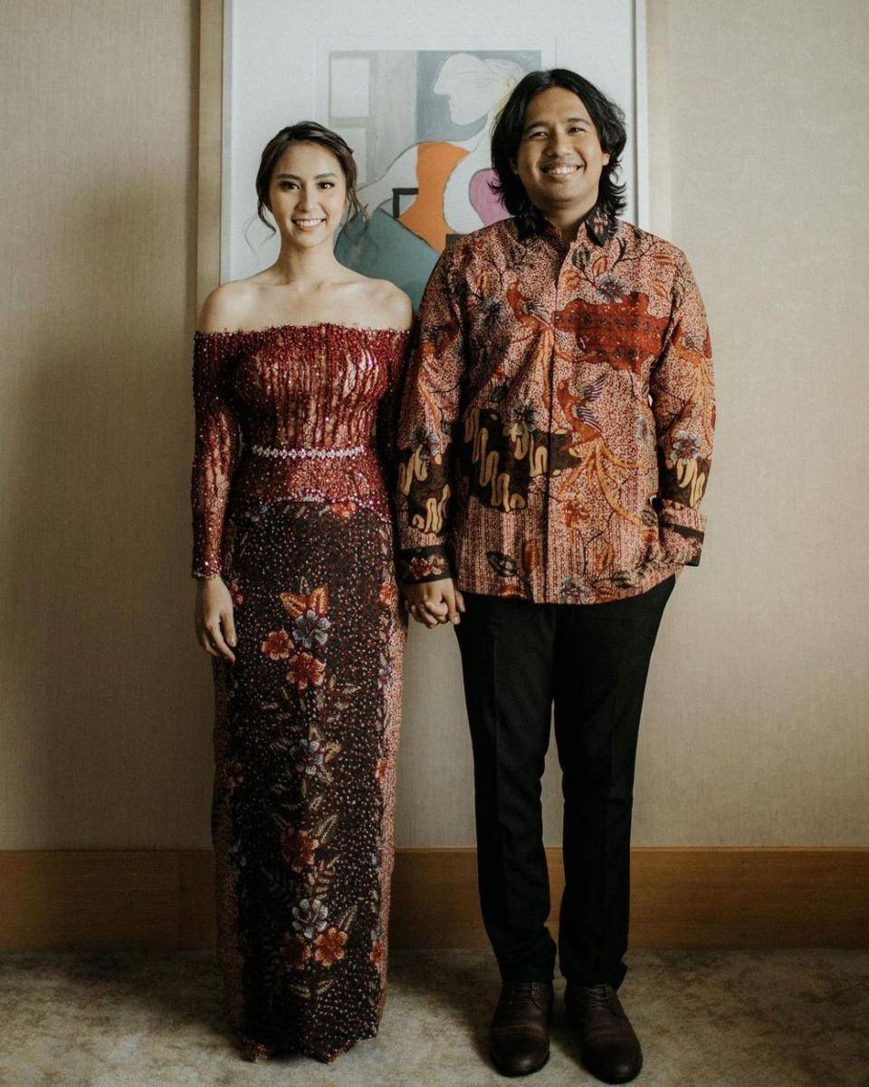 Kebaya merah. (instagram.com/clairineclay)