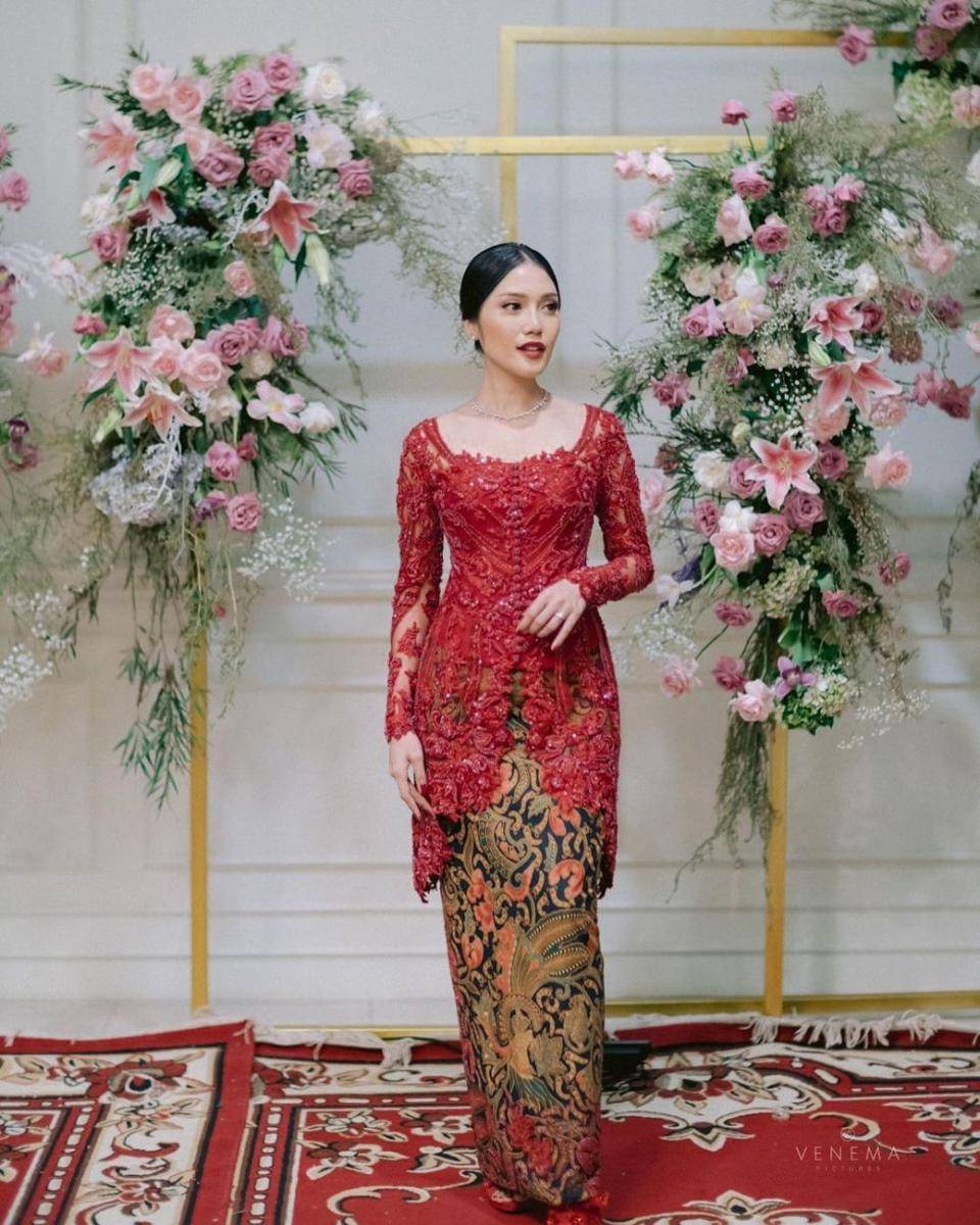 Kebaya merah. (instagram.com/clausetyohadi)