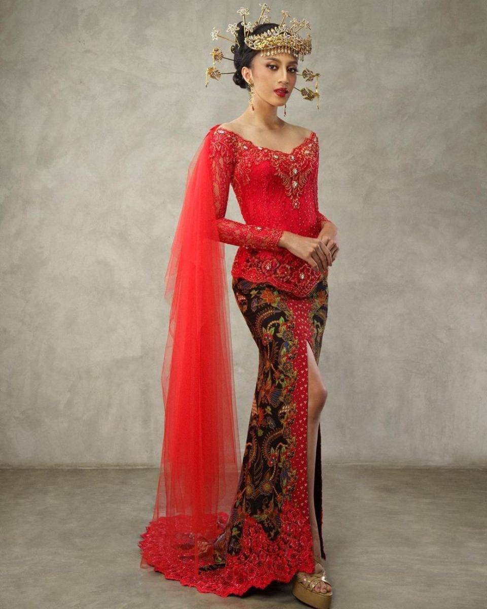 Kebaya merah. (instagram.com/chrissyichi)