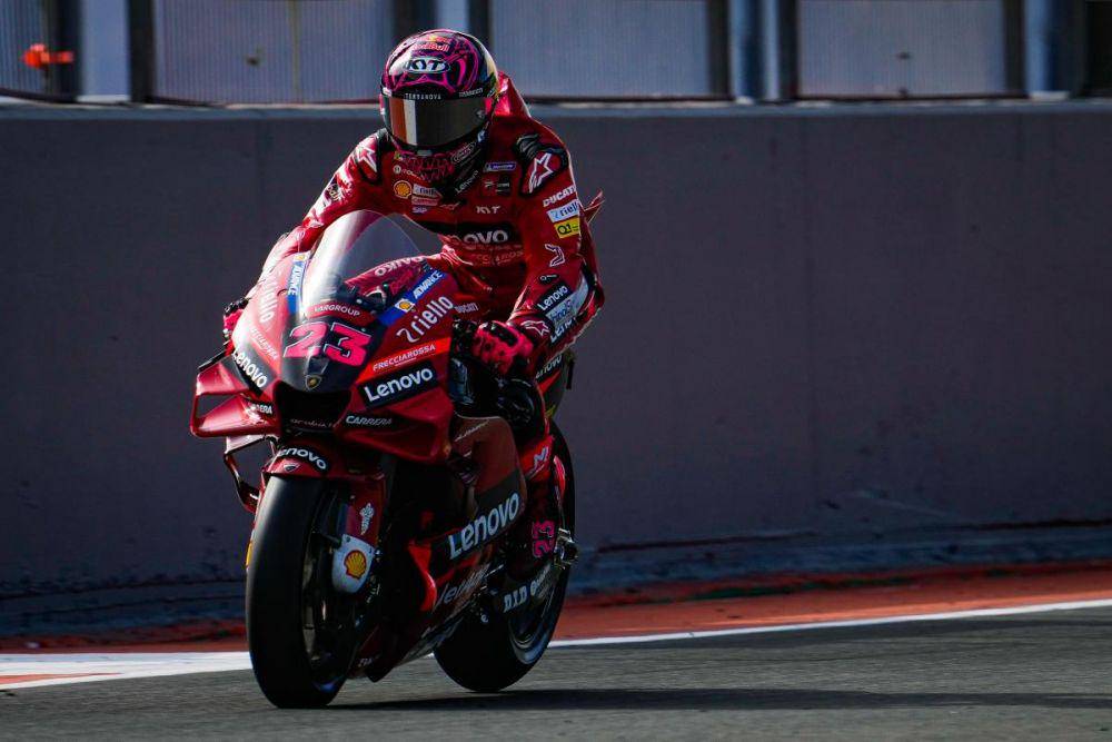Enea Bastianini saat menggeber Desmosedici di tes Valencia. (motogp.com)