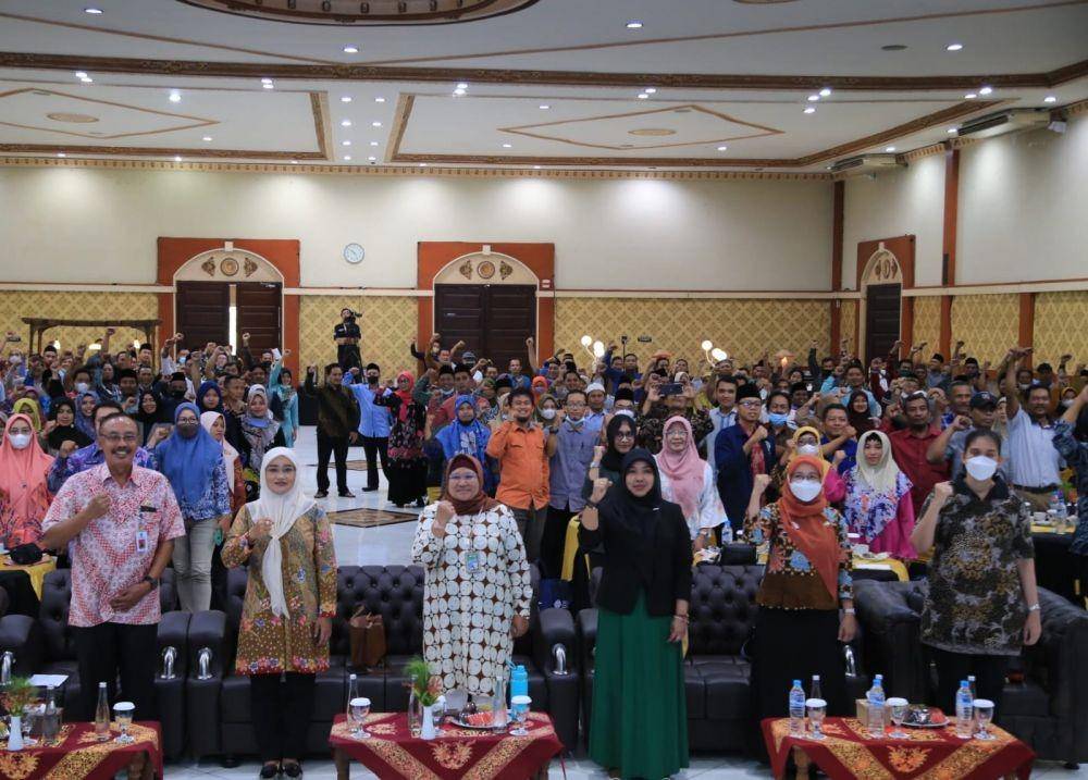 Staf Khusus Menaker Titik Masudah dalam arahan sekaligus membuka dialog interaktif Forum Komunikasi Penempatan Tenaga Kerja Dalam Negeri (TKDN) bertajuk 'Kiat Bertahan Dalam Dunia Kerja Pasca Pandemi' di Jombang, Jawa Timur, Kamis (26/1/2023). (Dok. Kemnaker)