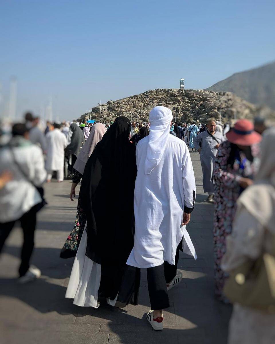 potret umrah Dian Ayu Lestari dan Omesh (instagram.com/dianayulestari)