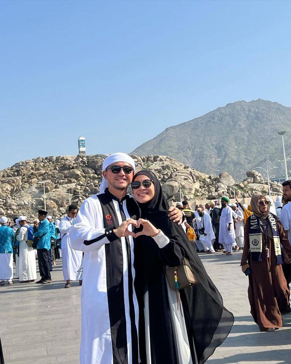 potret umrah Dian Ayu Lestari dan Omesh (instagram.com/dianayulestari)