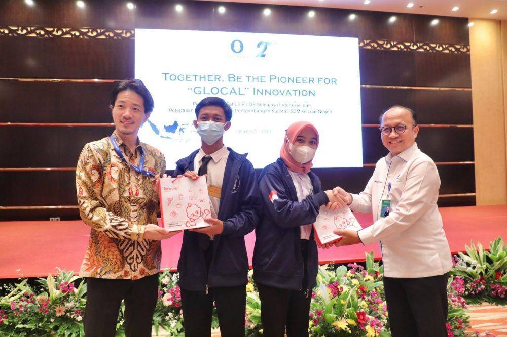 Sekretaris Jenderal Kementerian Ketenagakerjaan, Anwar Sanusi, pada acara Peringatan 27 Tahun PT OS Silnajaya Indonesia dan Pelepasan Peserta Program Pengembangan Kualitas SDM ke Luar Negeri di Jakarta, Rabu (25/1/2023). (Dok. Kemnaker)