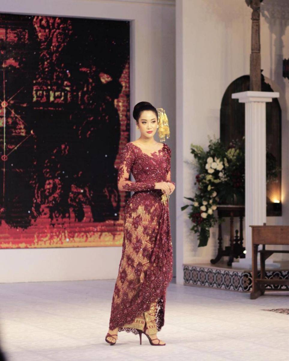 Kebaya merah. (instagram.com/widikidiwdkdw)