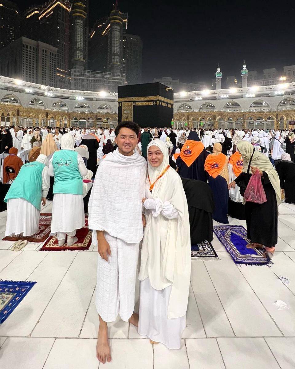 potret umrah Dian Ayu Lestari dan Omesh (instagram.com/dianayulestari)