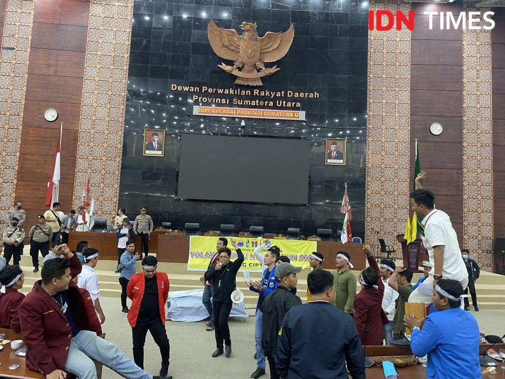 [BREAKING] Demo Tolak Perppu Cipta Kerja di DPRD Sumut Ricuh