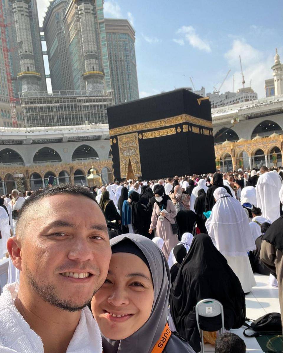potret umrah Dian Ayu Lestari dan Omesh (instagram.com/dianayulestari)