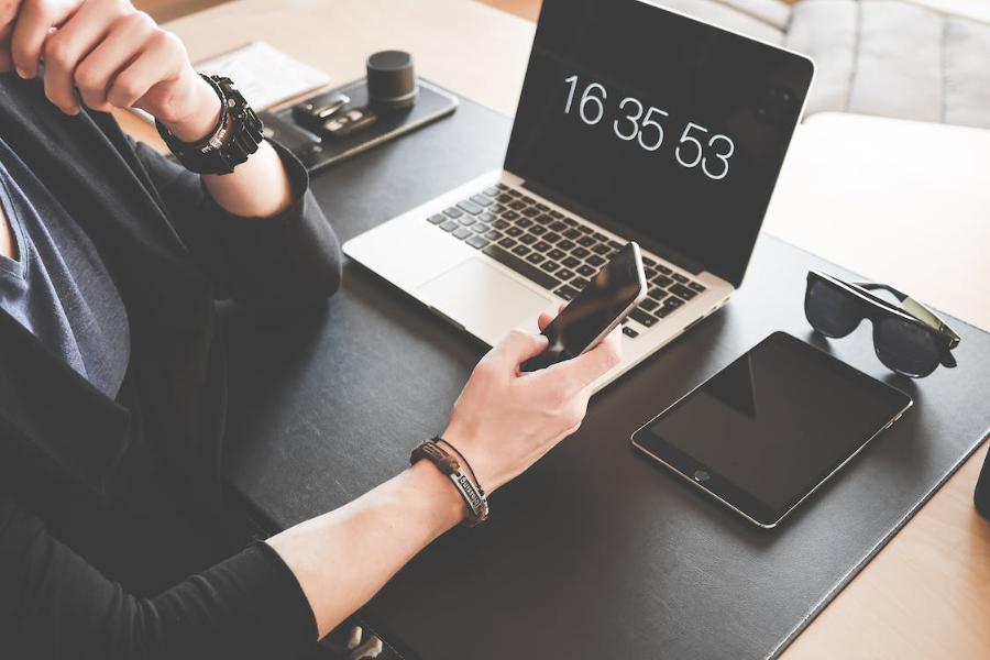 ilustrasi transfer GoPay (pexels.com/Picjumbo.com)
