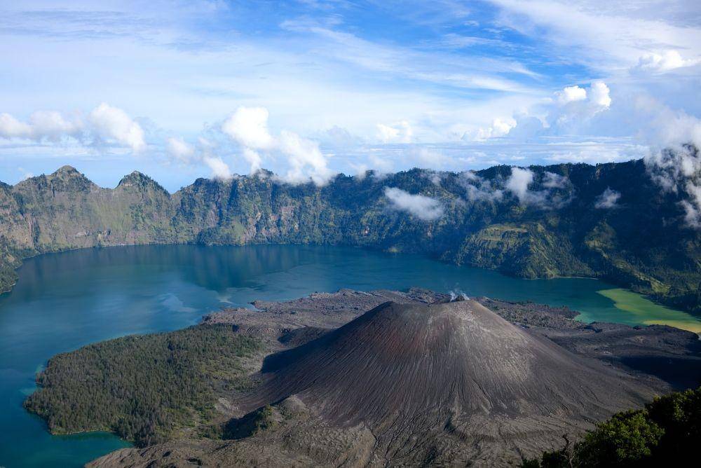 Potret pemandangan di sekitar Gunung Rinjani (unsplash.com/wollio)